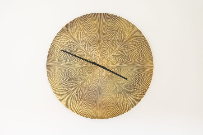 Horloge jaune décorative